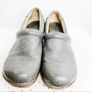 Born BOC Nurse Clogs Pebbled Gray Size 9   TU3